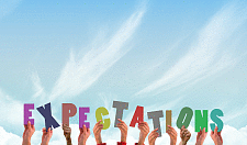 Hände die Buchstaben für das Wort Expectations hochhalten