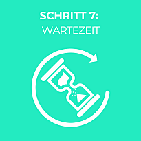 Eine Sanduhr und die Worte: Bewerbungsprozess: Schritt 7