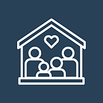 Eine Familie steht in einem Haus. Über der Familie ist ein Herz.