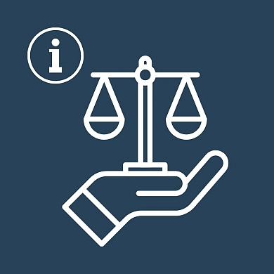 Eine Gesetzeswaage und ein Informationssymbol.