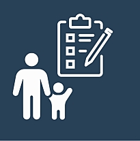 Ein Elternteil hält ein Kind an der Hand. Über der Familie ist eine Liste.