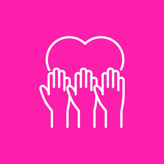 Drei Hände, die ein Herz anfassen