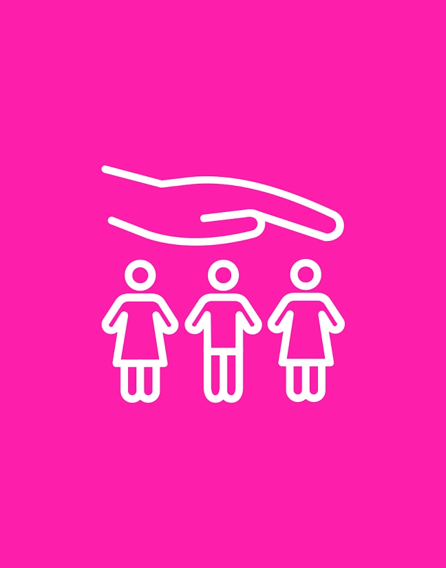 Auf dem Bild ist eine Hand zu sehen, die sich über drei kleine Menschen legt