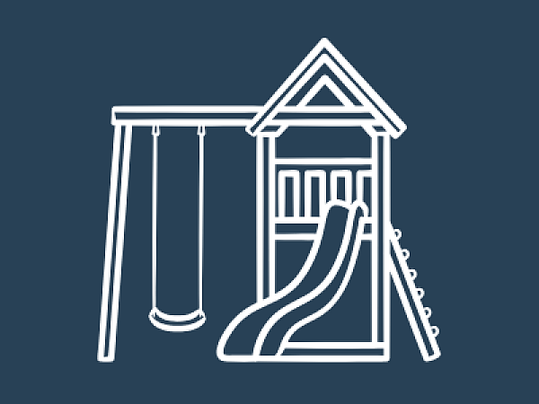 Ein Spielplatz mit Schaukel und Rutsche