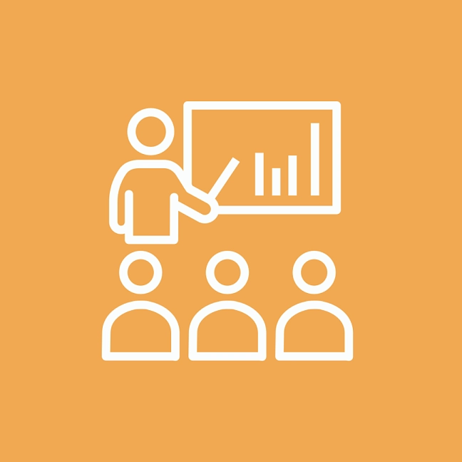 Icon mit mehreren Menschen vor einer Schultafel und einer Lehrkraft 