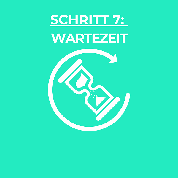 Sanduhr mit den Worten: Schritt sieben 