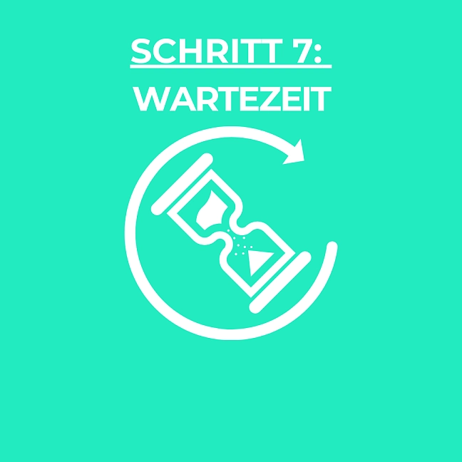 Sanduhr mit den Worten: Schritt sieben 