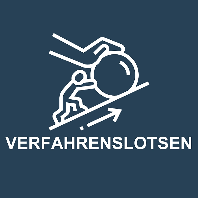 Mensch schiebt einen schweren Stein einen Berg hoch