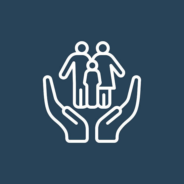 Eine Familie wir von zwei Händen getragen