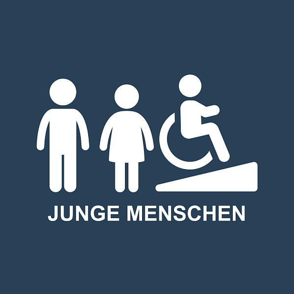 Zwei junge Menschen; davon einer stehend und einer im Rollstuhl