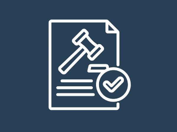 Ein Dokument auf dem ein Gerichtshammer abgebildet ist.