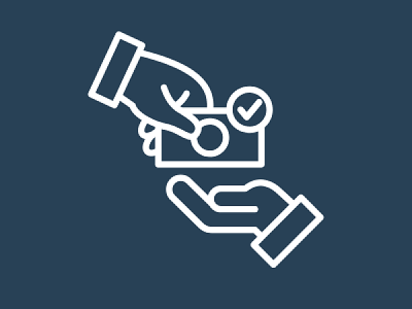 Eine Hand gibt einen Geldschein an eine andere Hand.