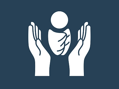 Ein Baby welches schützend von zwei Händen gehalten wird